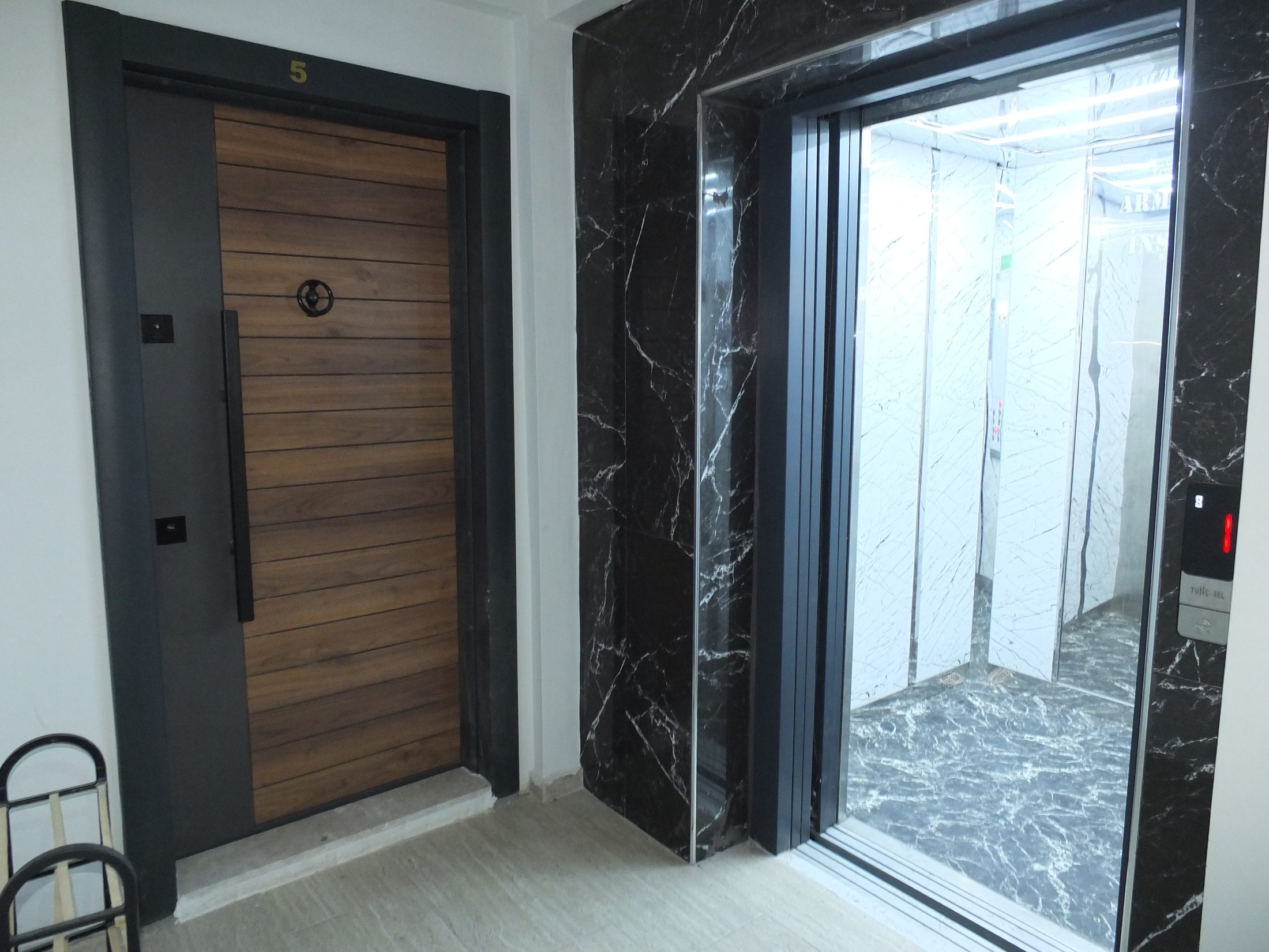 EFENDİ MAHALLESİ GENİŞ CADDE ÜZERİ 100 M2 2+1 SIFIR DAİRE 20